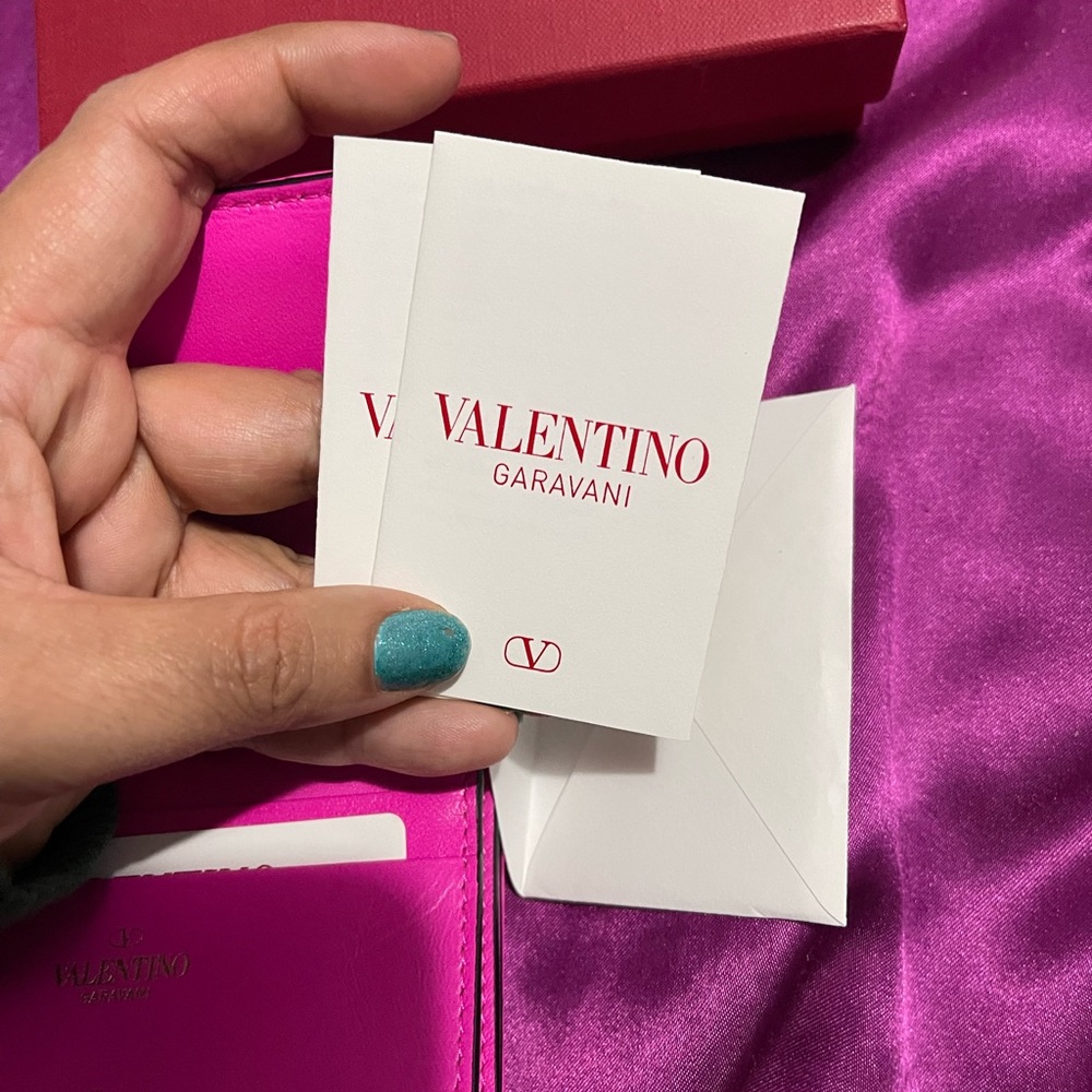 Valentino Fuscia Roman stud Wallet, limited edition. - Picture 6 of 13